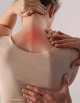 Sesión de fisioterapia con paciente adulto mayor